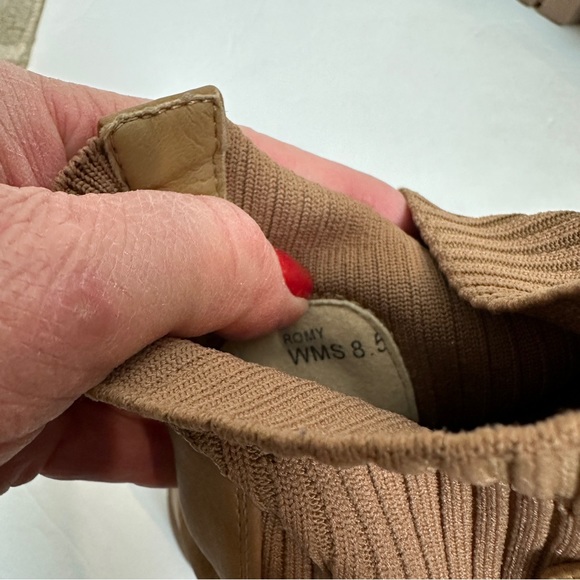 DV Dolce Vita tan pull on lug sole boots size 8 - Picture 4 of 5